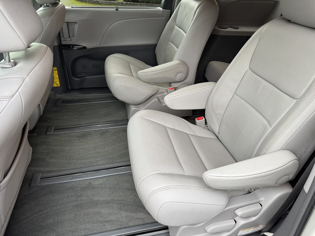 2015 Toyota Sienna Image 19