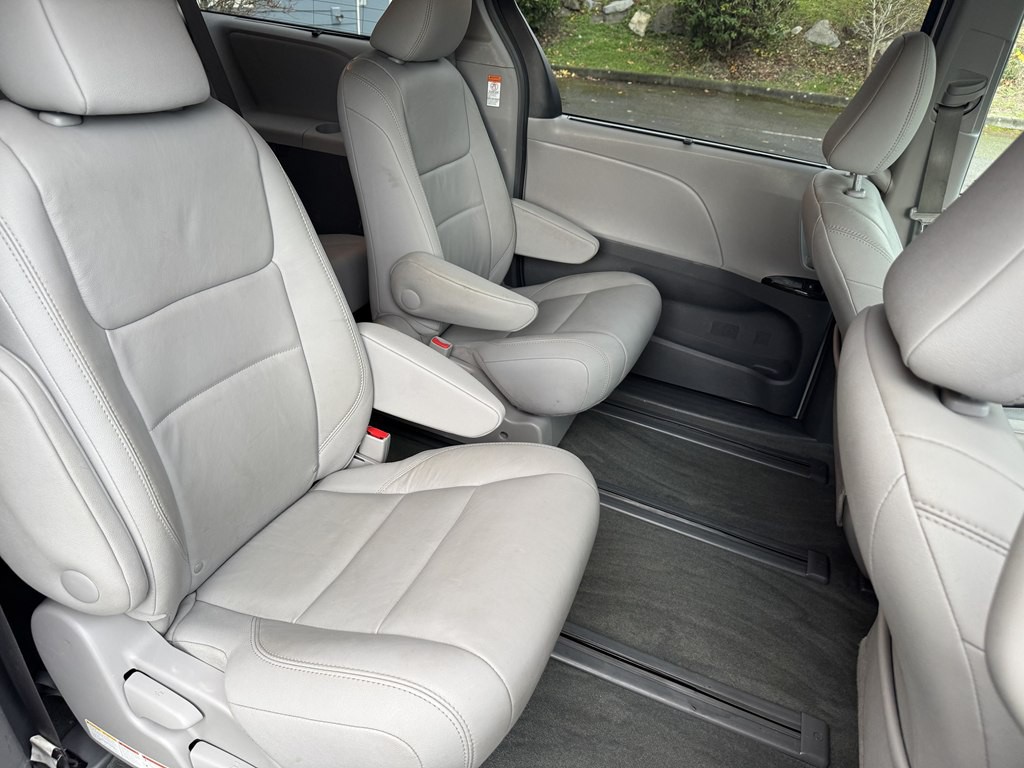2015 Toyota Sienna Image 20