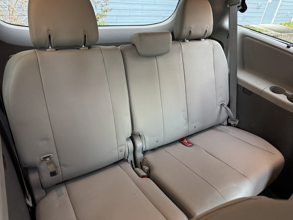 2015 Toyota Sienna Image 22
