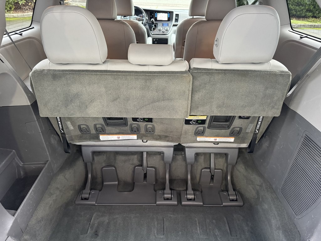 2015 Toyota Sienna Image 23