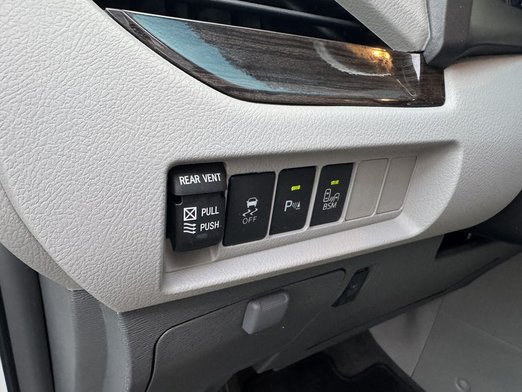 2015 Toyota Sienna Image 26