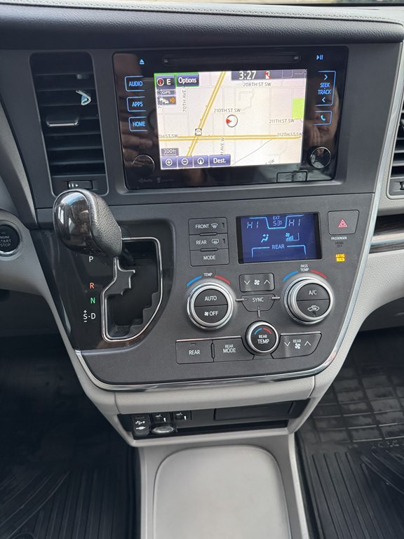 2015 Toyota Sienna Image 27