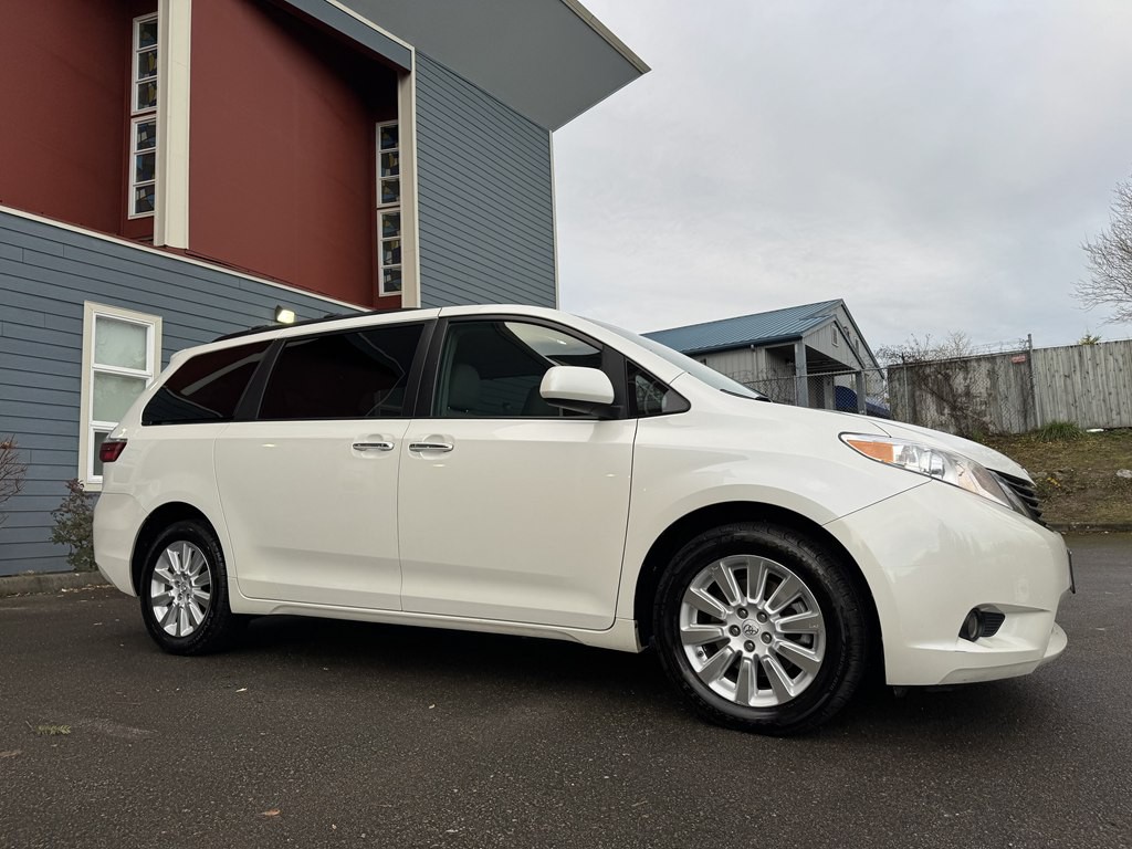 2015 Toyota Sienna Image 2