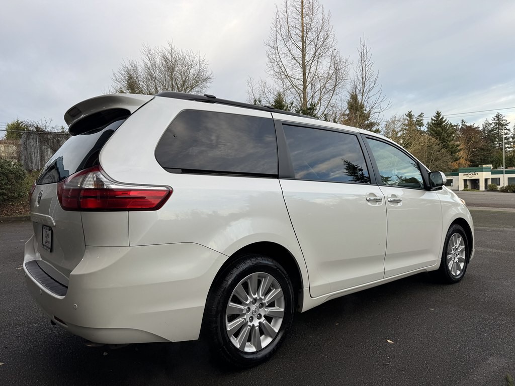 2015 Toyota Sienna Image 3