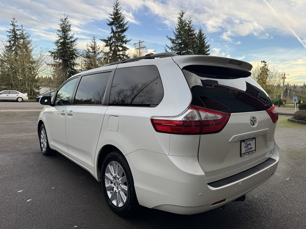 2015 Toyota Sienna Image 6