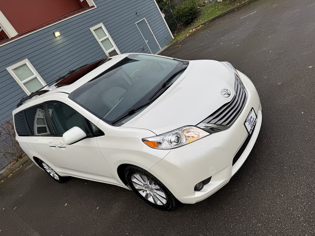 2015 Toyota Sienna Image 9