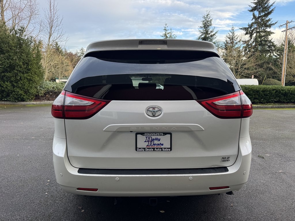 2015 Toyota Sienna Image 10
