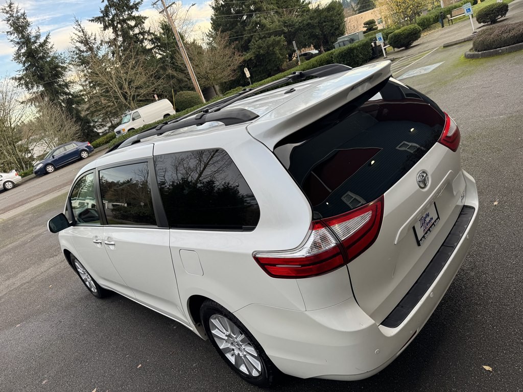 2015 Toyota Sienna Image 11