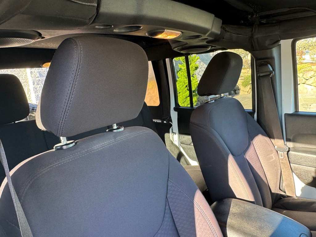 2013 Jeep Wrangler Image 18