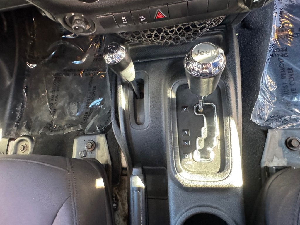 2013 Jeep Wrangler Image 21