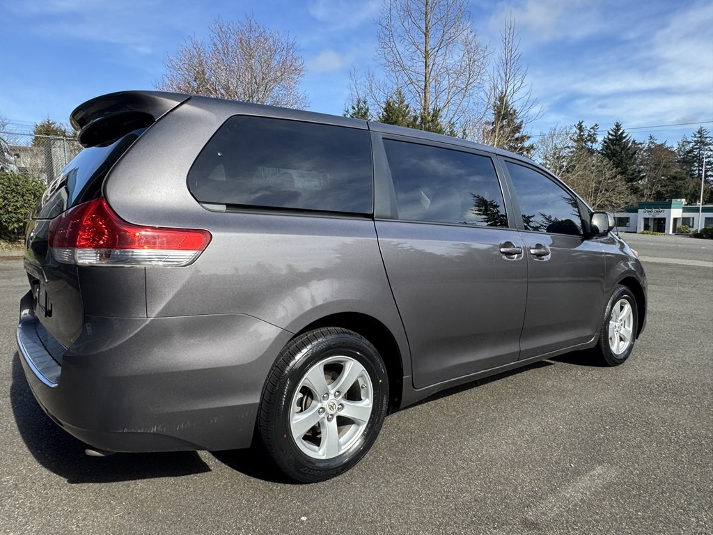 2012 Toyota Sienna Image 4