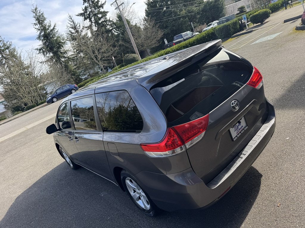 2012 Toyota Sienna Image 11