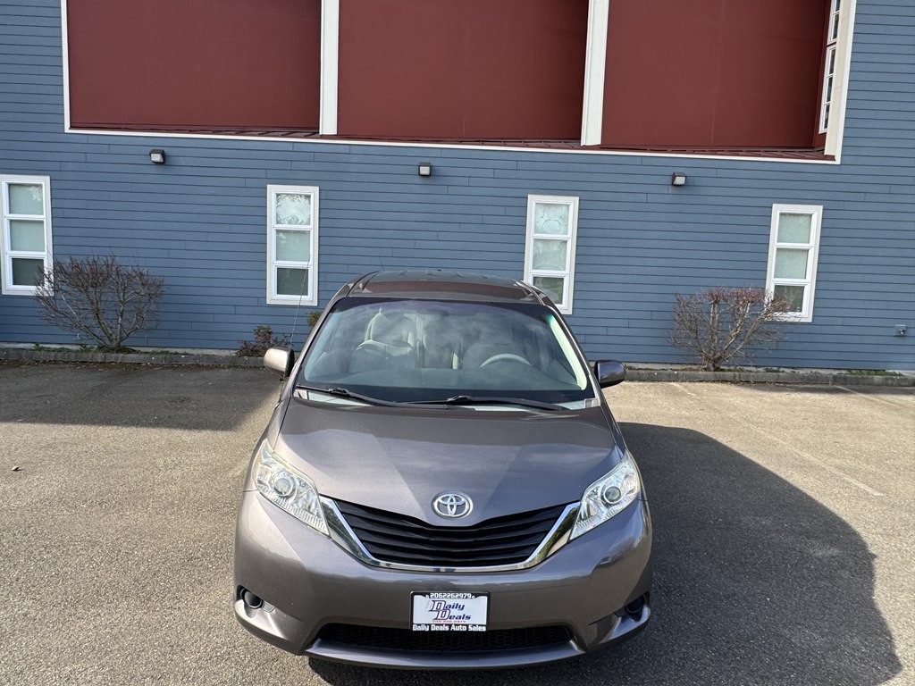 2012 Toyota Sienna Image 12