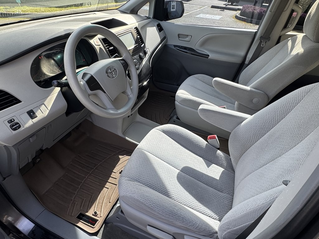 2012 Toyota Sienna Image 16