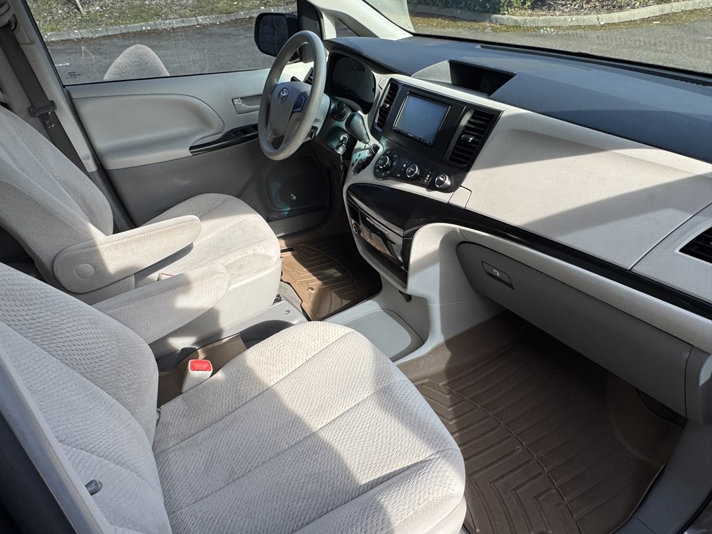 2012 Toyota Sienna Image 18