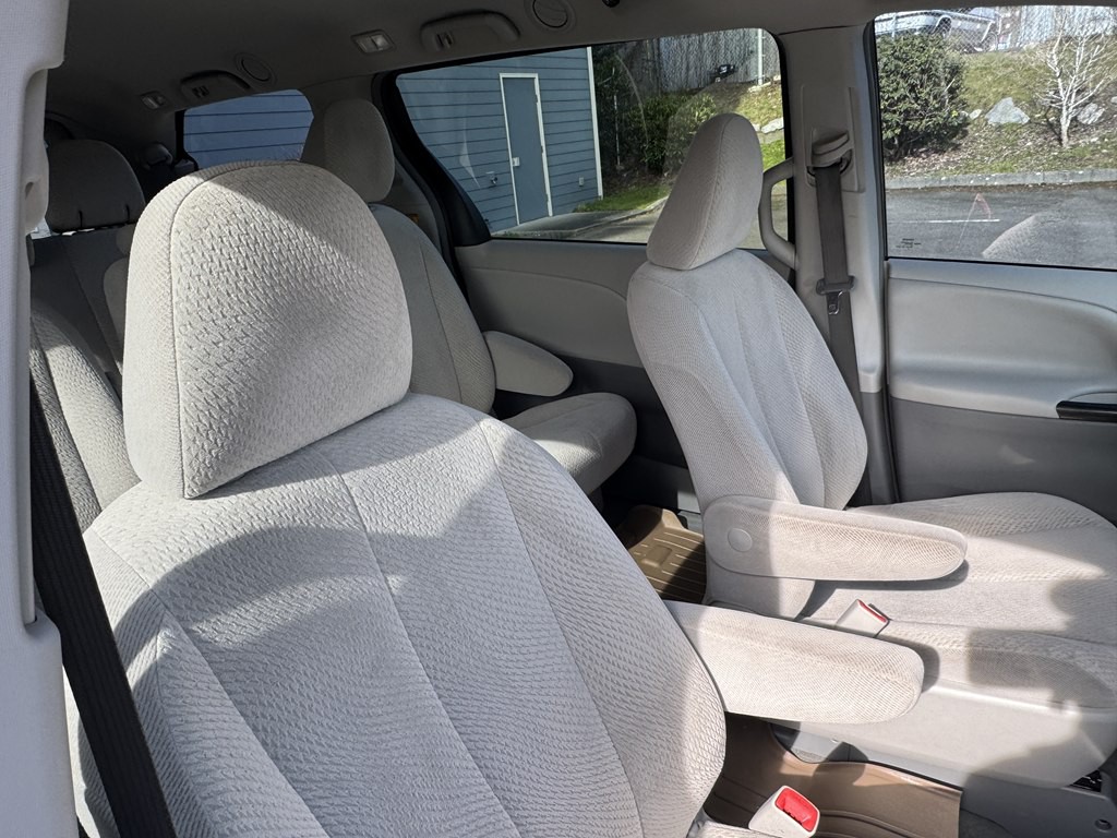 2012 Toyota Sienna Image 19