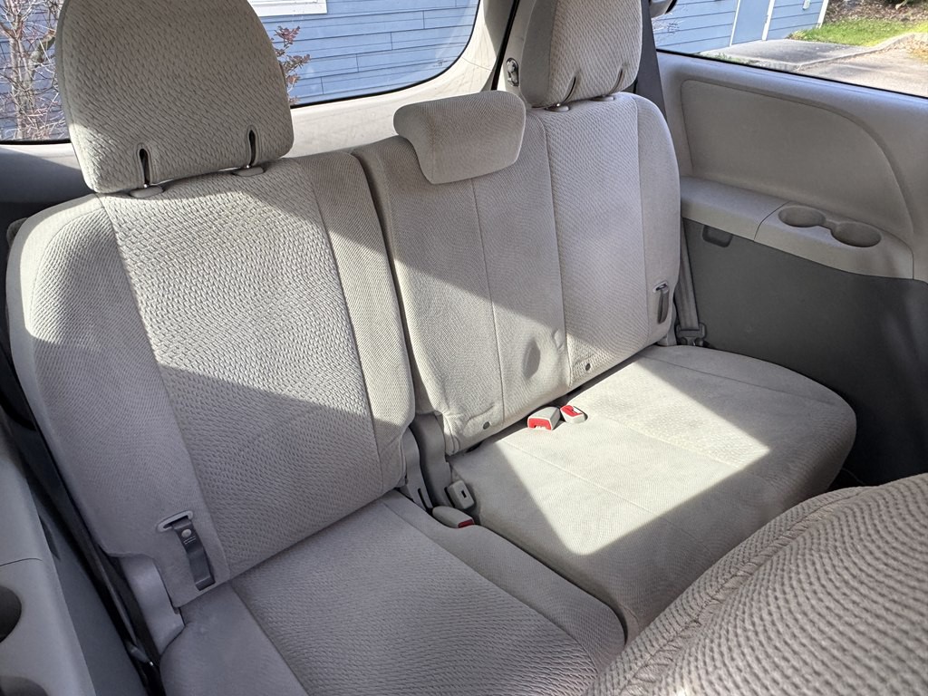 2012 Toyota Sienna Image 22