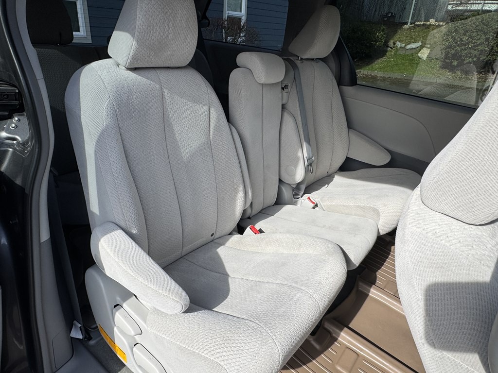 2012 Toyota Sienna Image 23