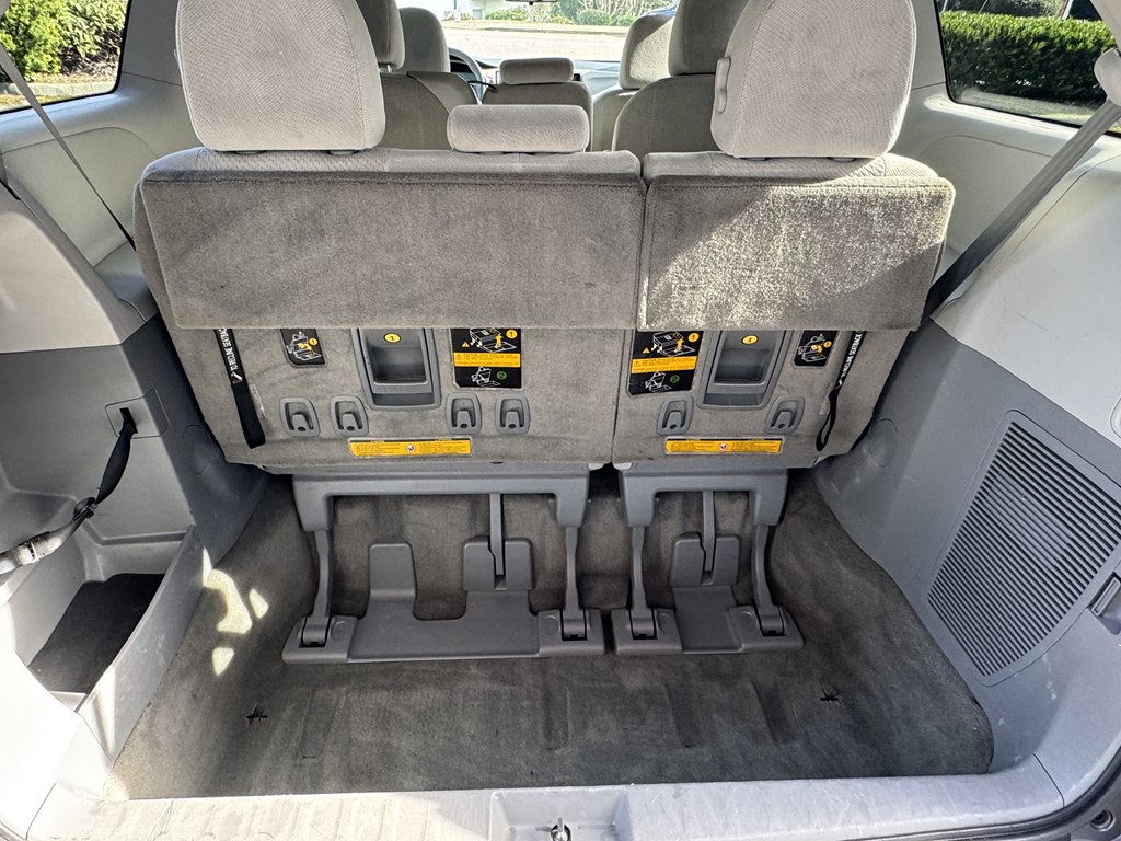 2012 Toyota Sienna Image 27