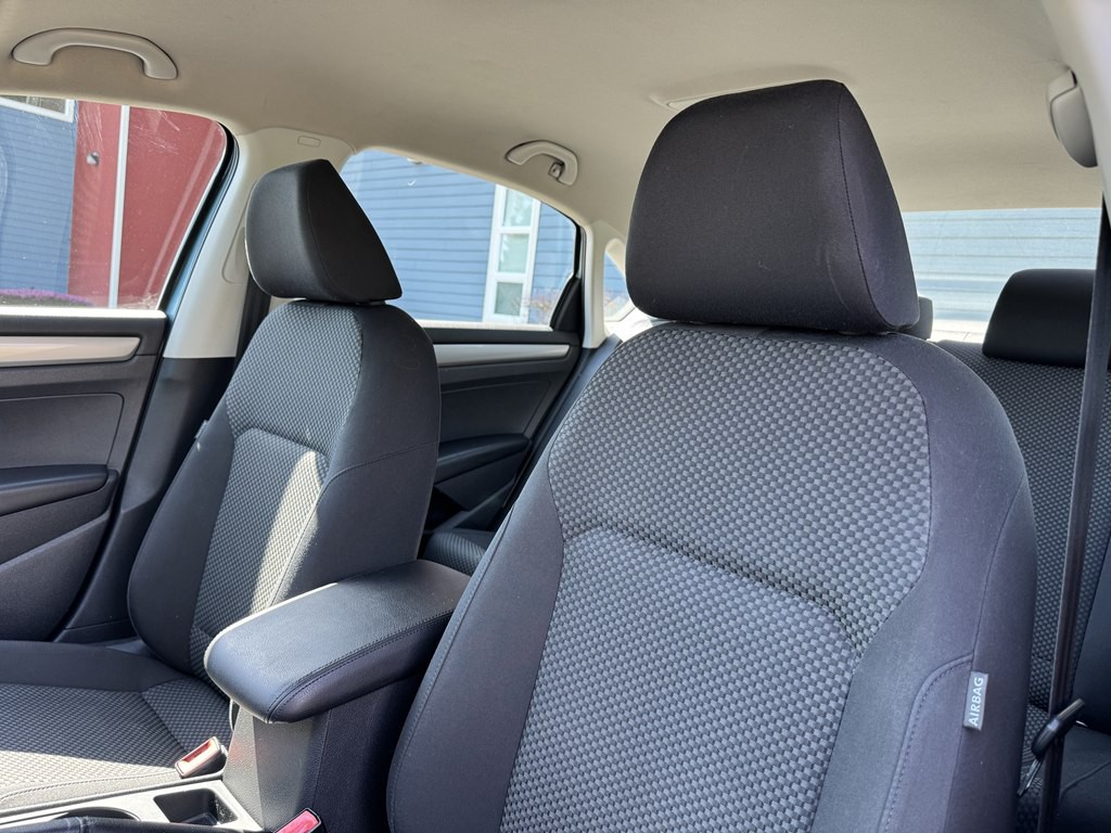 2013 Volkswagen Passat Image 16