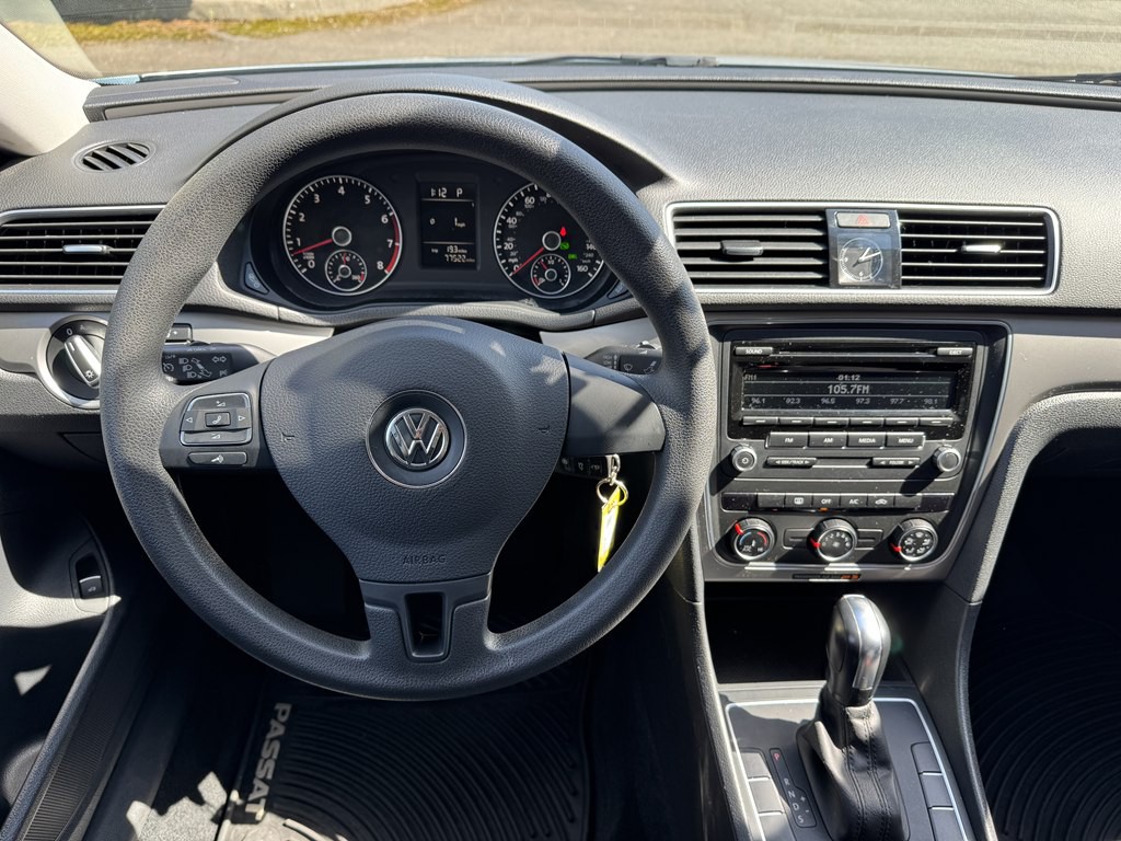 2013 Volkswagen Passat Image 19