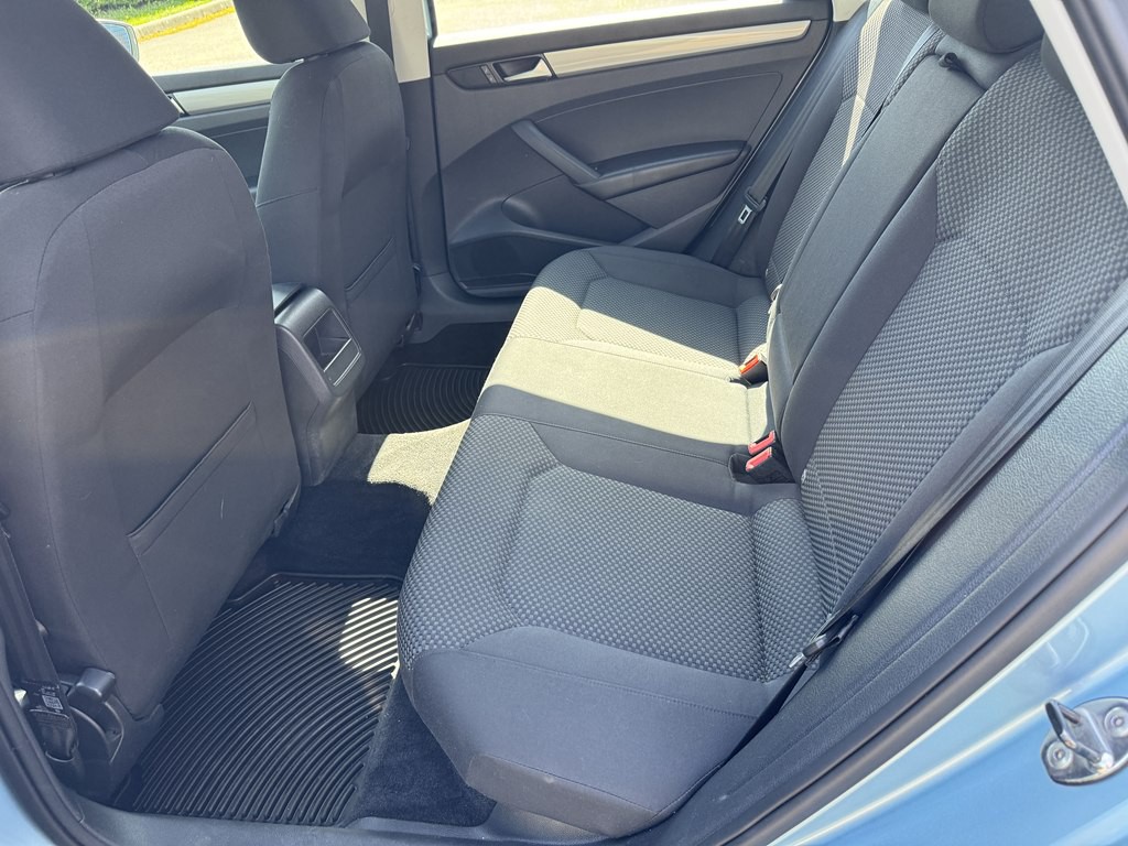 2013 Volkswagen Passat Image 21