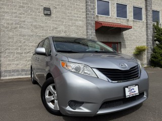 Image for 2013 Toyota Sienna LE ID: 7436396