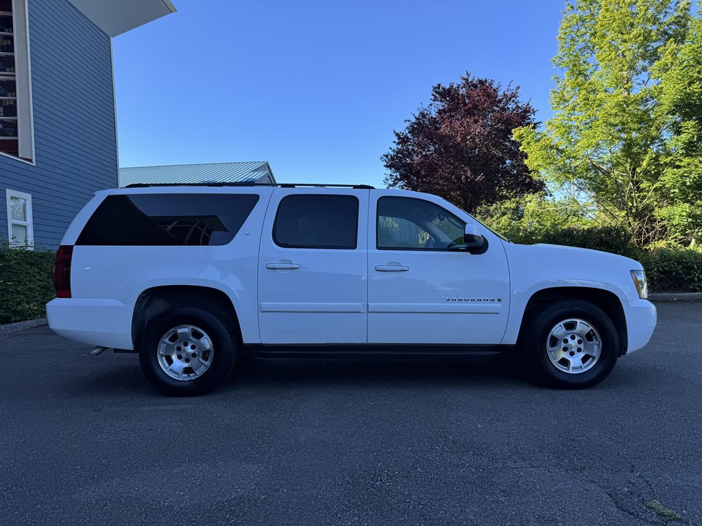 2007 Chevrolet Suburban Image 2