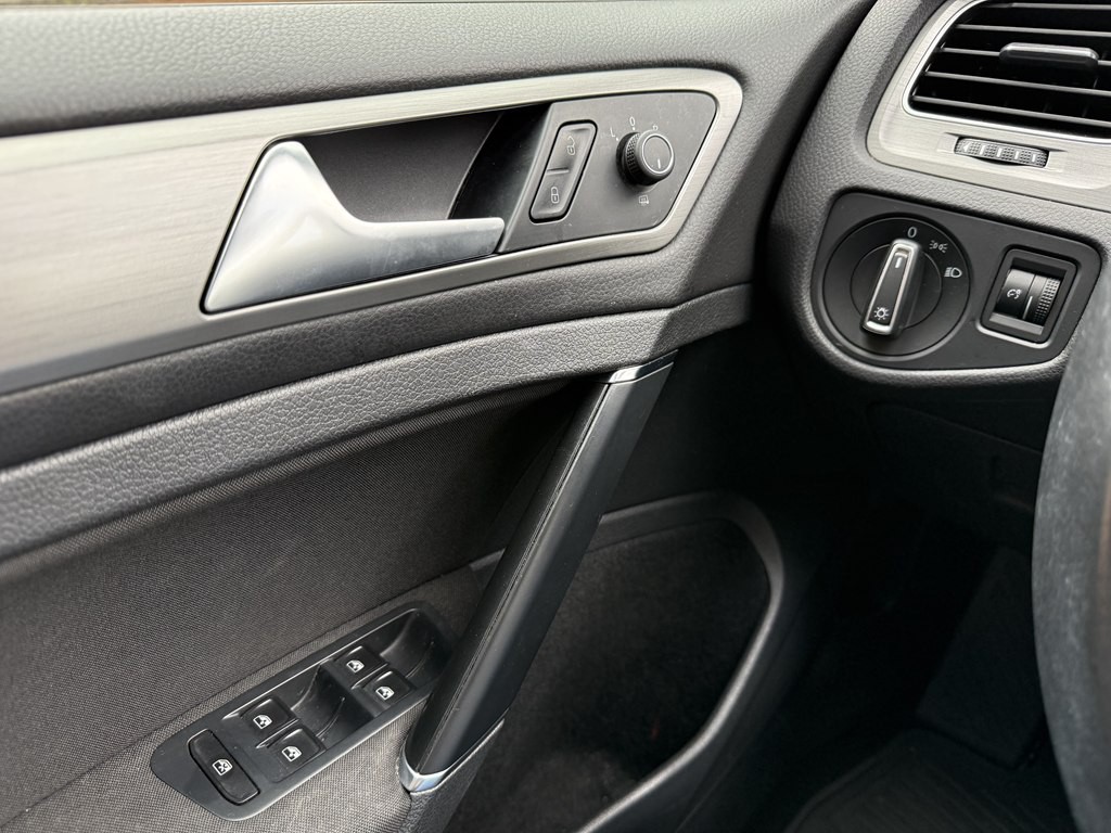 2017 Volkswagen Golf Image 24