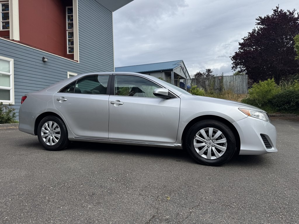 2013 Toyota Camry Image 2