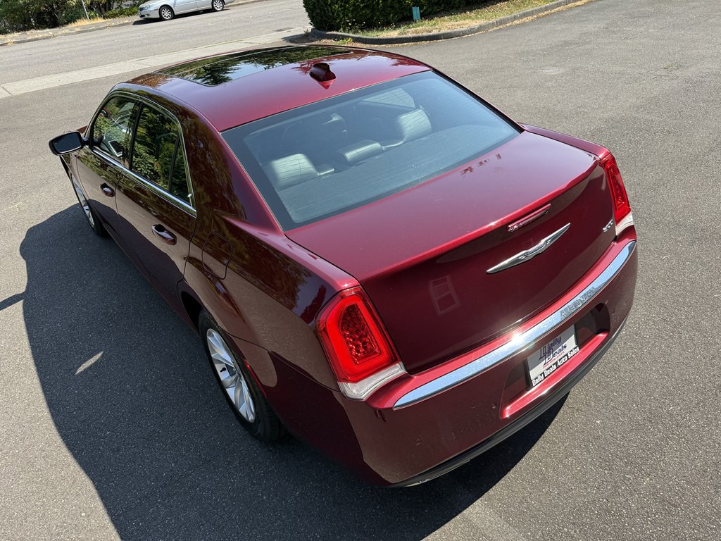 2016 Chrysler 300 Image 8