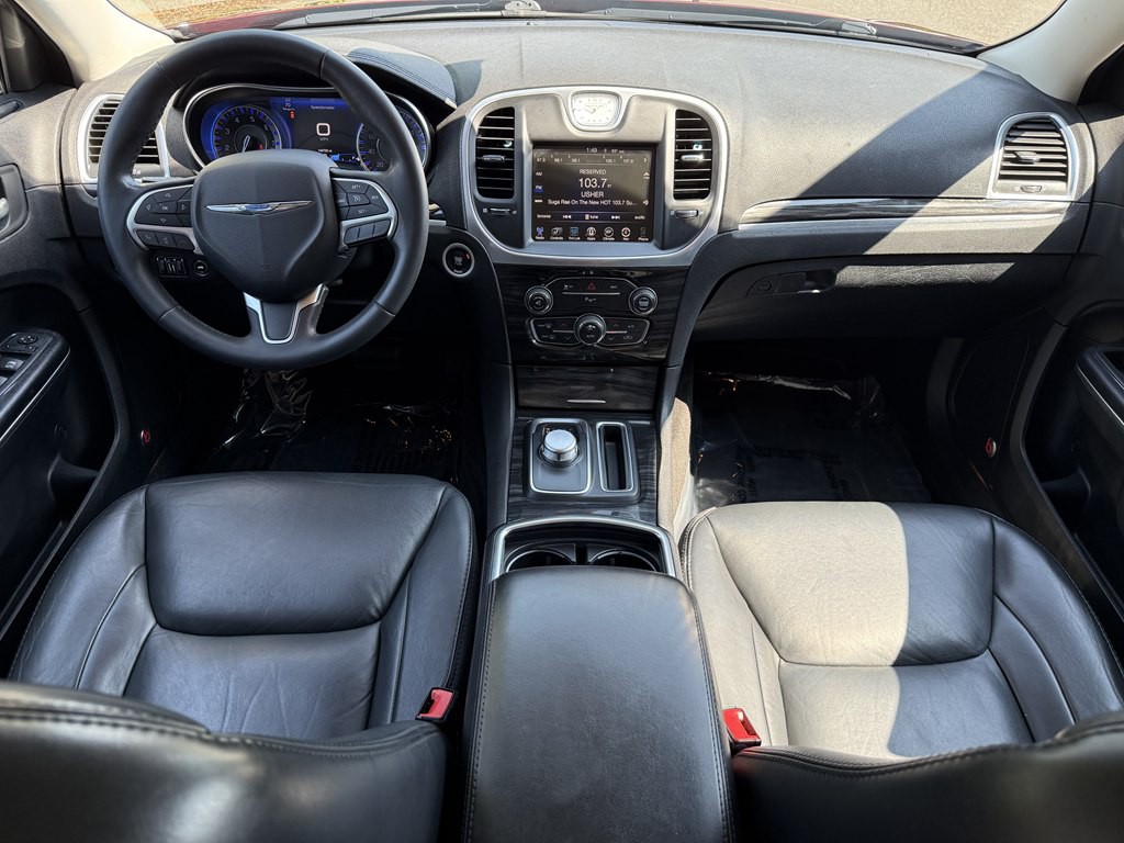 2016 Chrysler 300 Image 13