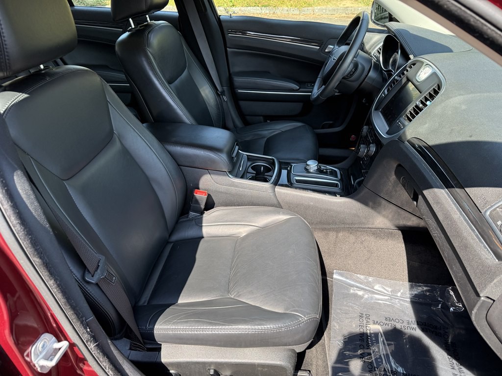2016 Chrysler 300 Image 17