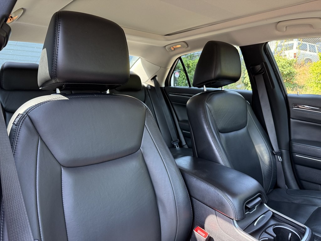 2016 Chrysler 300 Image 18