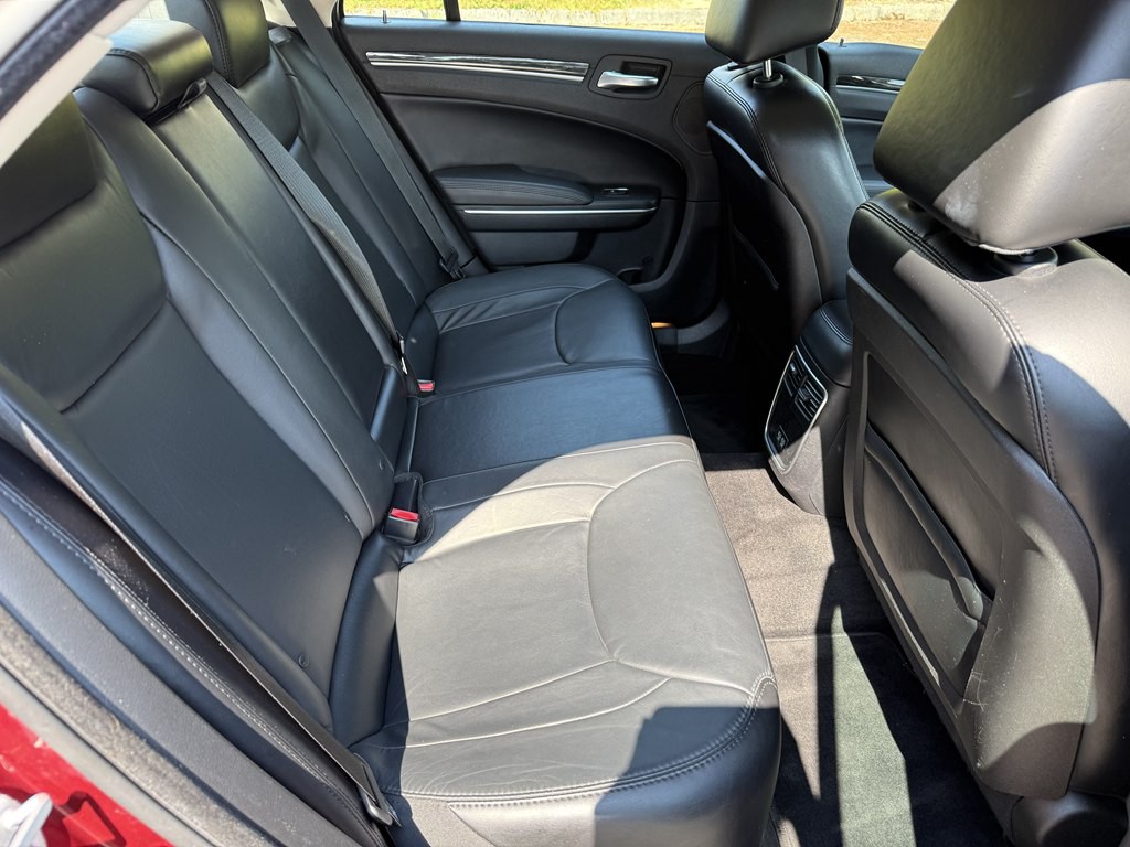 2016 Chrysler 300 Image 19