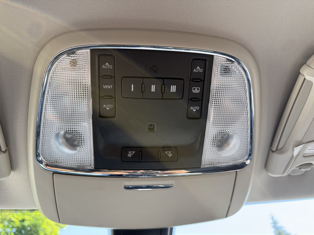 2016 Chrysler 300 Image 25