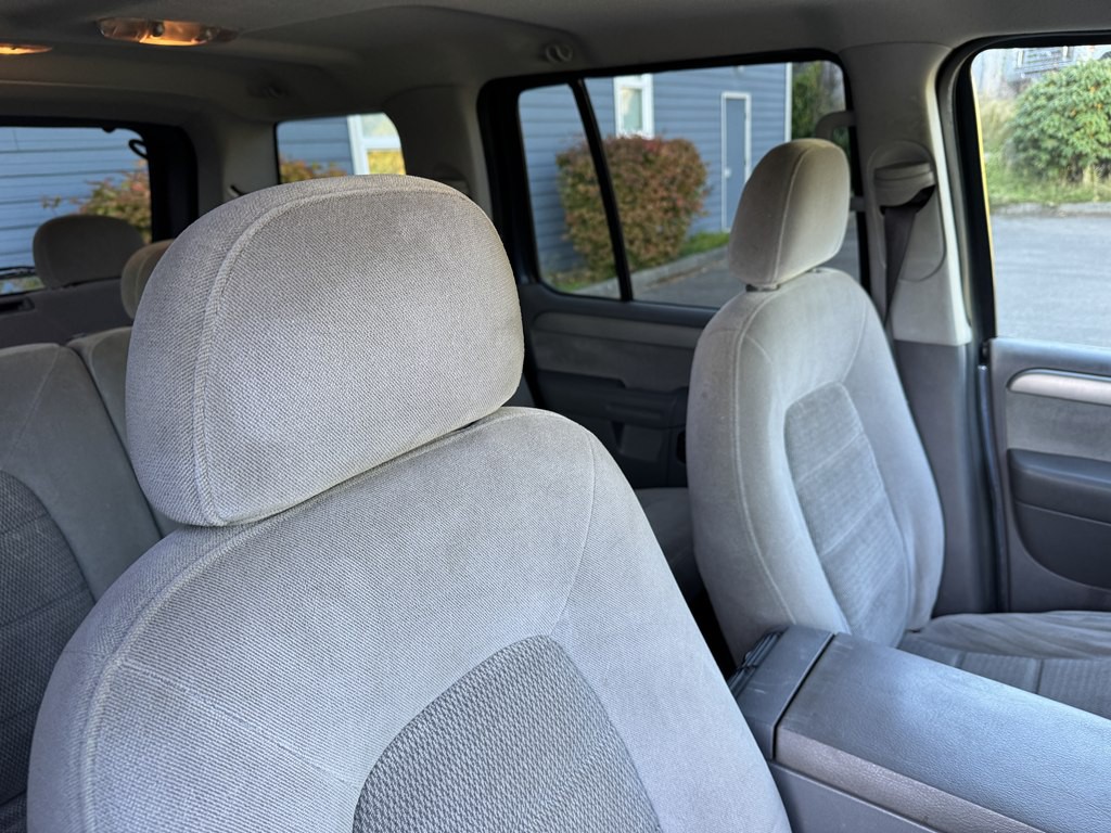 2004 Ford Explorer Image 16
