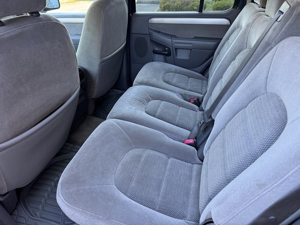2004 Ford Explorer Image 17