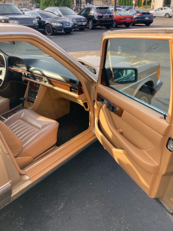 1984 Mercedes-Benz 380-Class Image 9