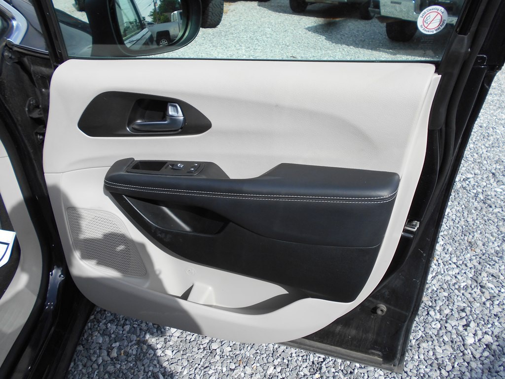 2023 Chrysler Pacifica Image 24