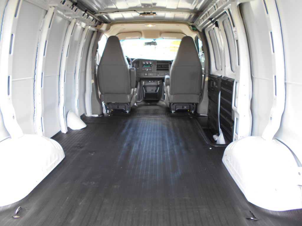 2022 Chevrolet Express Image 17