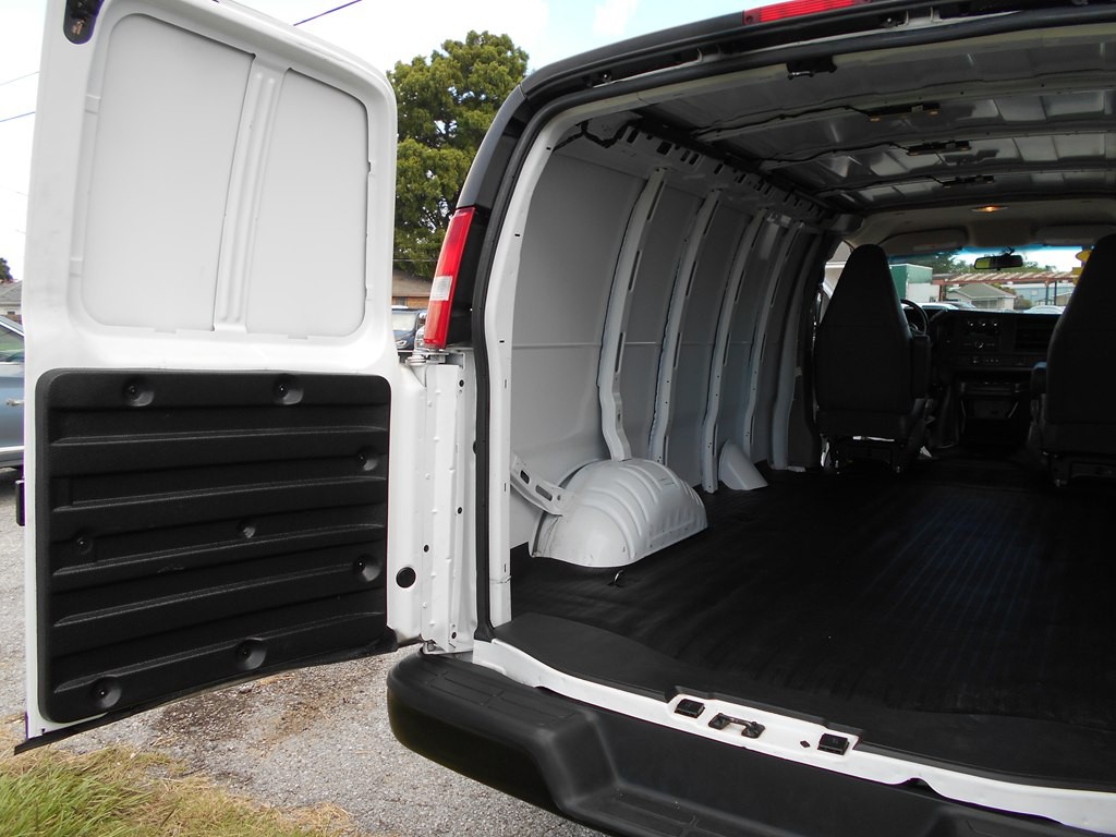 2022 Chevrolet Express Image 18