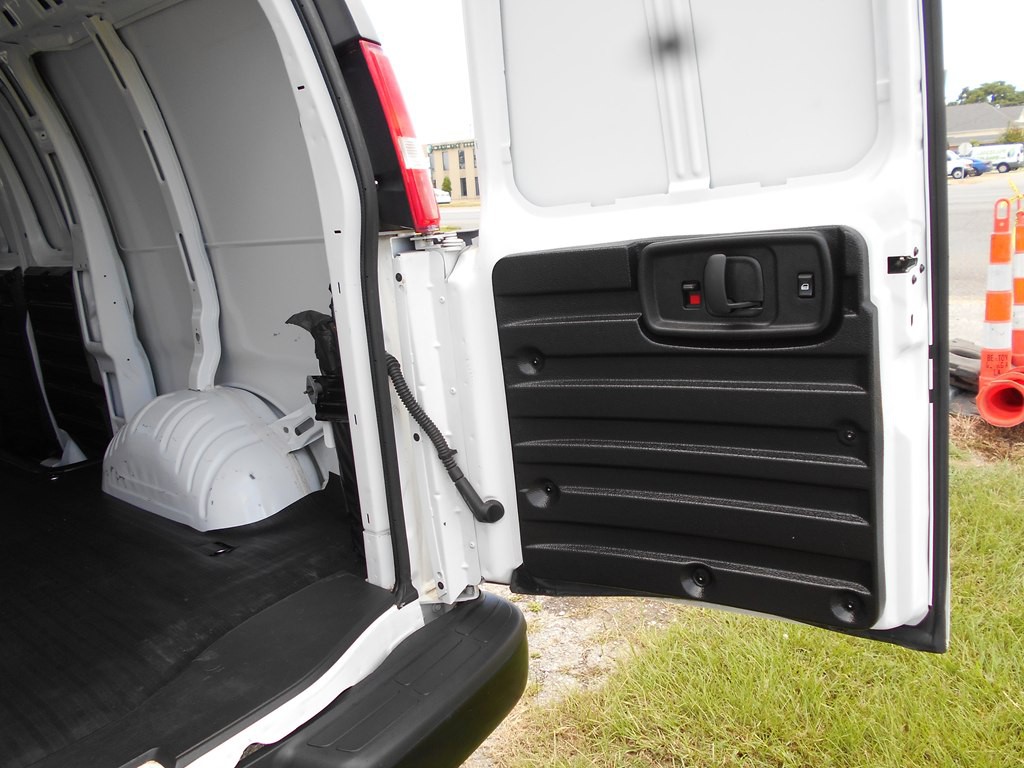 2022 Chevrolet Express Image 19