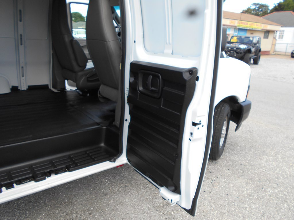 2022 Chevrolet Express Image 22