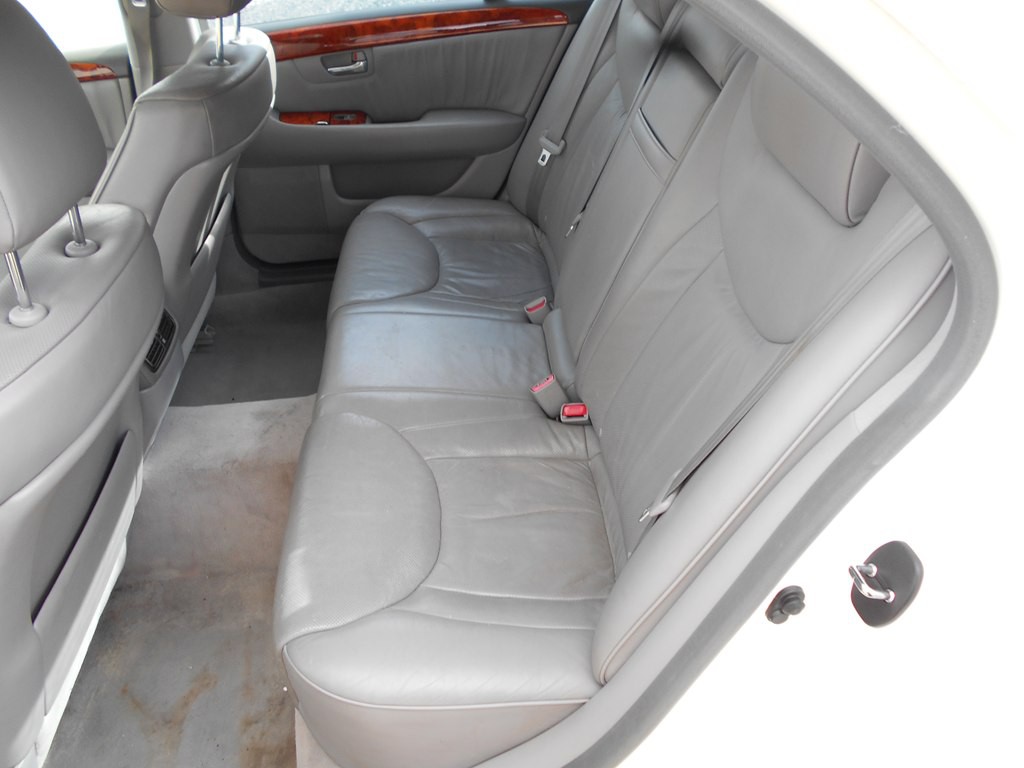 2004 Lexus LS Image 19