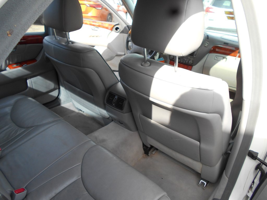 2004 Lexus LS Image 23