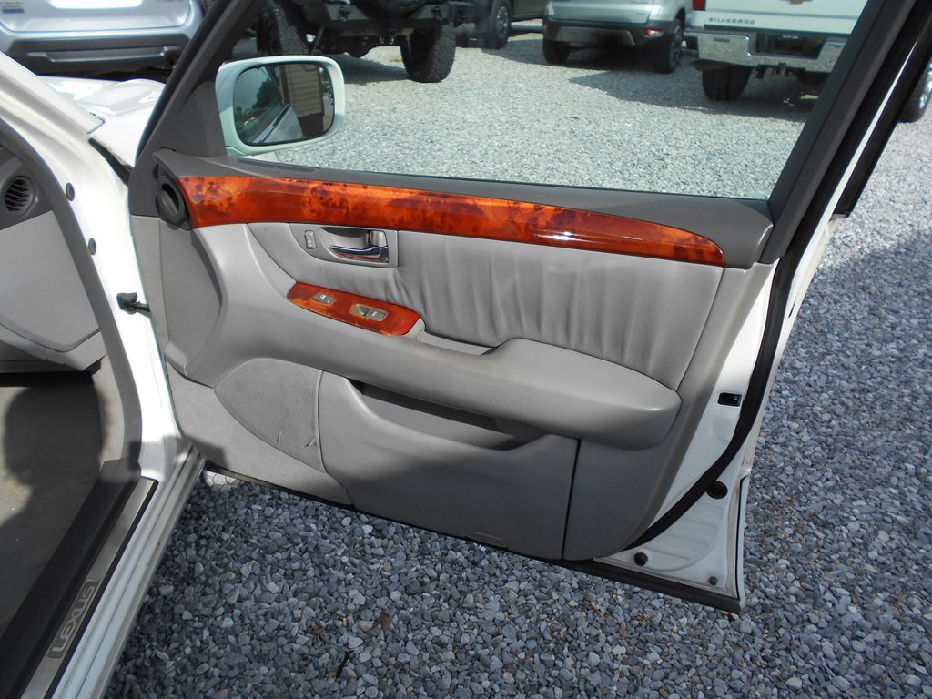 2004 Lexus LS Image 24