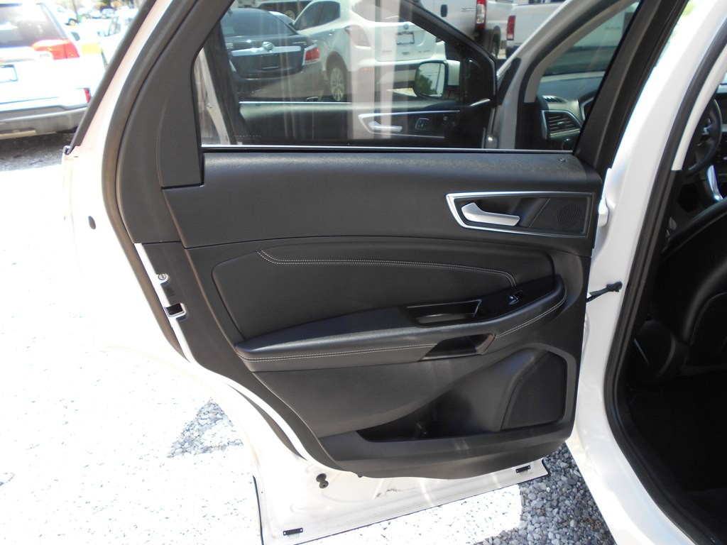 2019 Ford Edge Image 17