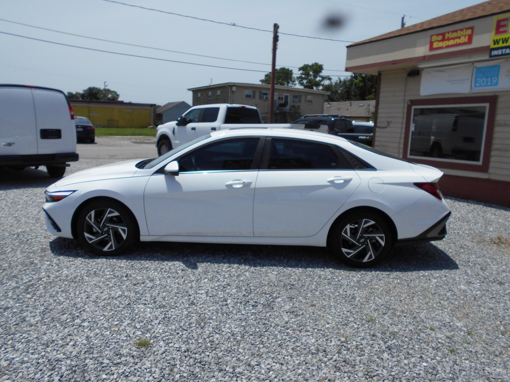 2025 Hyundai Elantra Image 3
