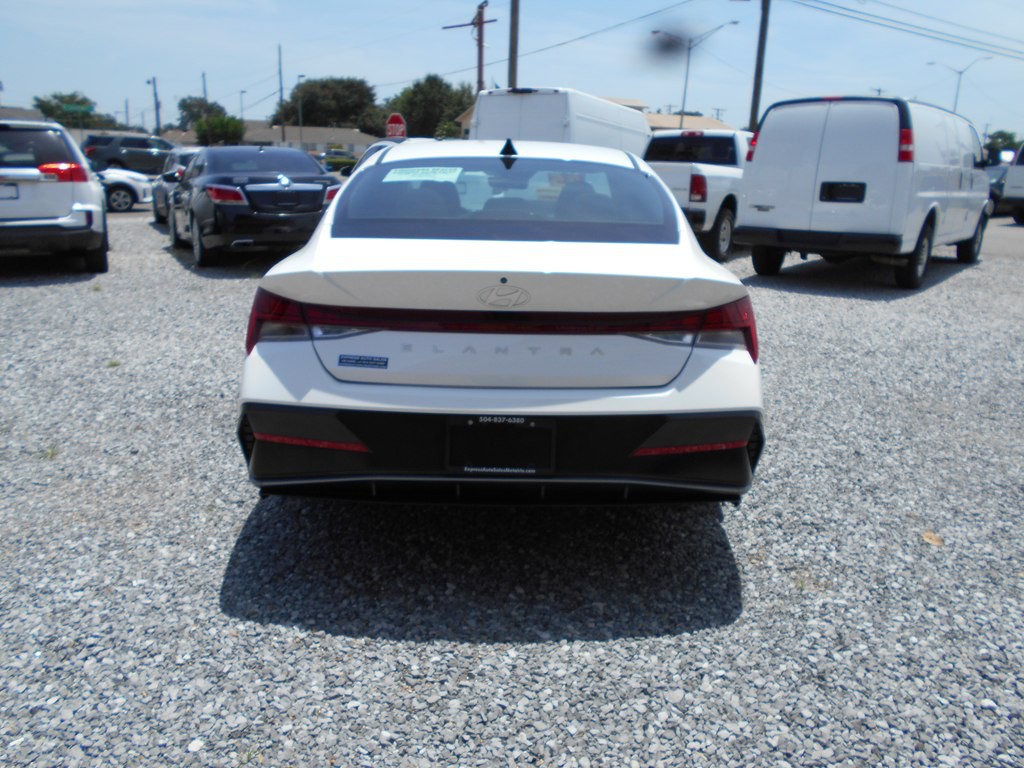 2025 Hyundai Elantra Image 5